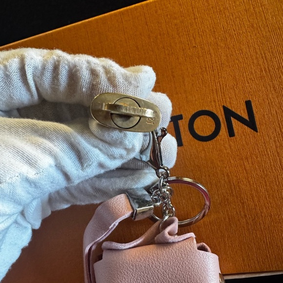 Louis Vuitton vintage lock and key set makes a beautiful gift comes with charm - Picture 9 of 10